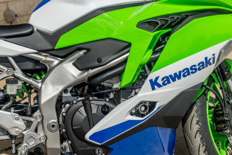 2024 KAWASAKI NINJA ZX4RR 40TH ANNIVERSARY EDITION ABS LIME GREEN AND PEARL CRYSTAL WHITE AND BLUEImage 14