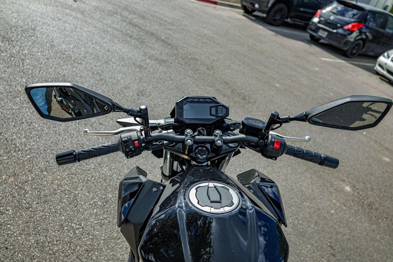 2025 Kawasaki Z500 ABS METALLIC SPARK BLACK AND METALLIC MATTE GRAPHENESTEEL GRAY Image 16