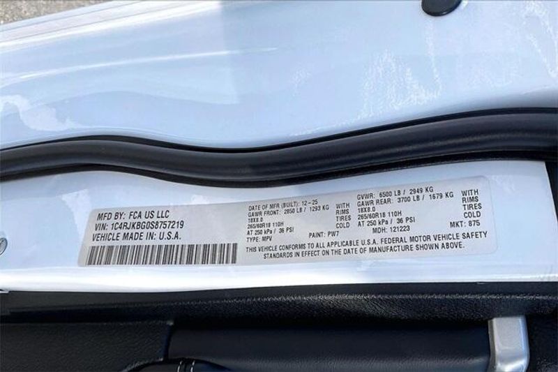 New 2025 Jeep Grand Cherokee L Limited 4x4Image 16