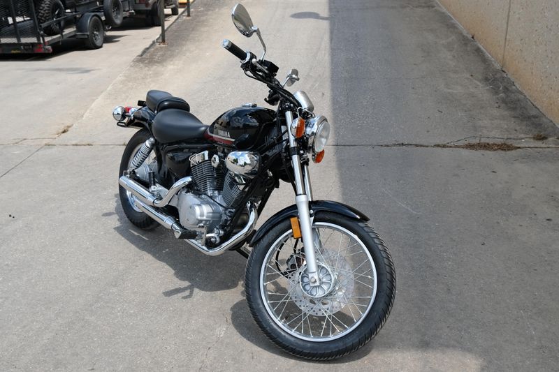 2025 Yamaha V STAR 250 RAVEN Image 2