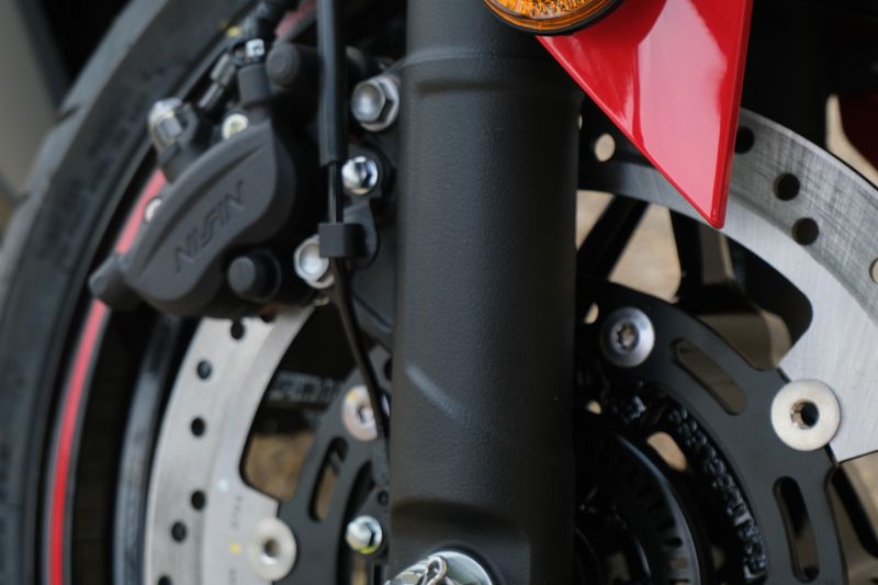2025 Kawasaki NINJA 500 SE ABS PASSION RED AND METALLIC FLAT SPARK BLACK AND METALLIC MATTE DARK GRAY Image 9