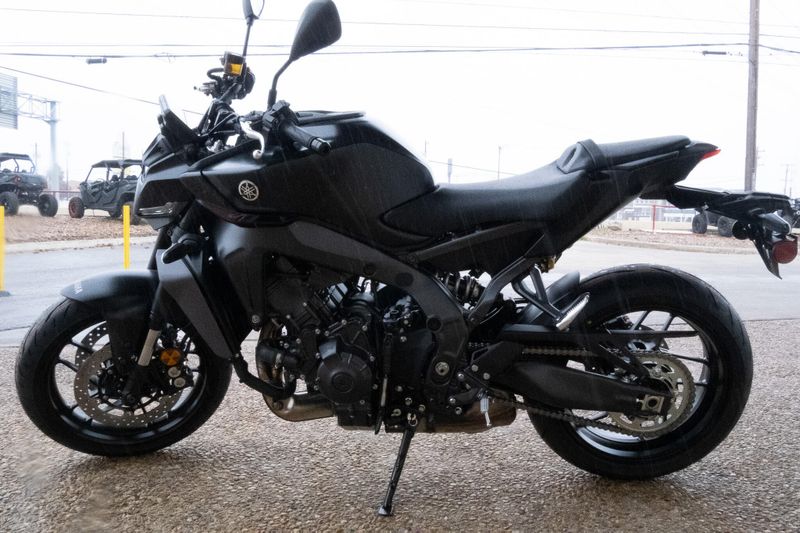 2025 Yamaha MT09 MATTE RAVEN BLACKImage 2