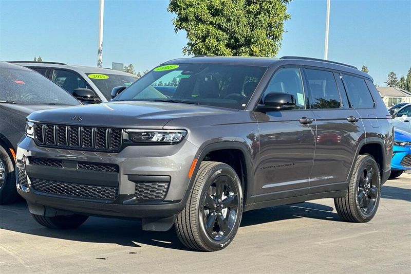 2025 Jeep Grand Cherokee Altitude photo 8