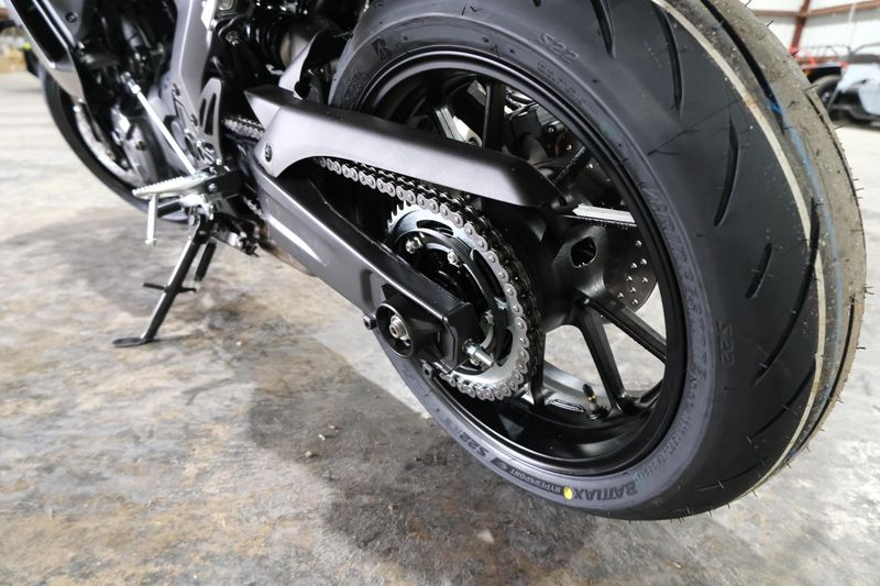 2025 Yamaha YZFR7 MATTE RAVEN BLACK Image 11