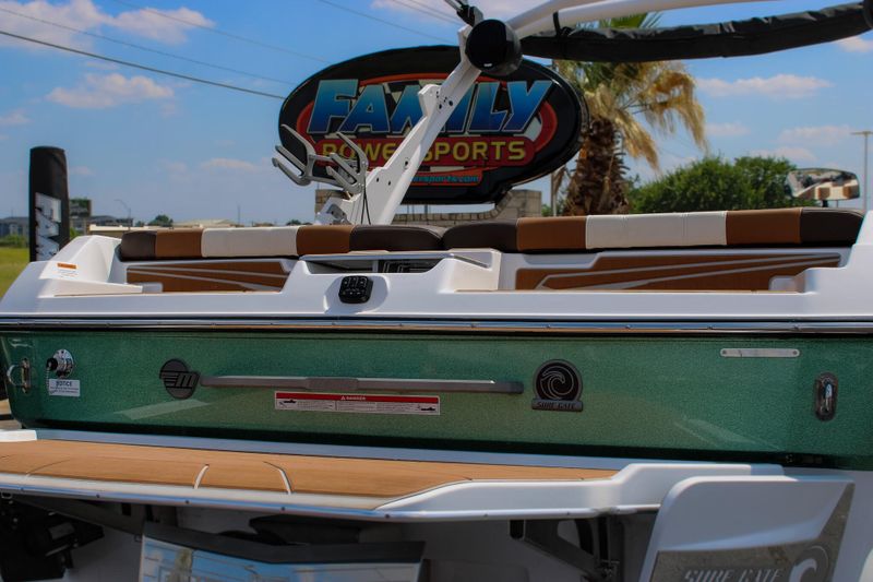 2024 MALIBU 21 LX  in a WHITE exterior color. Family PowerSports (877) 886-1997 familypowersports.com 
