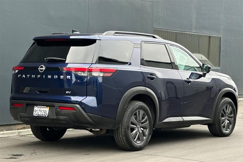 2022 Nissan Pathfinder SV photo 3