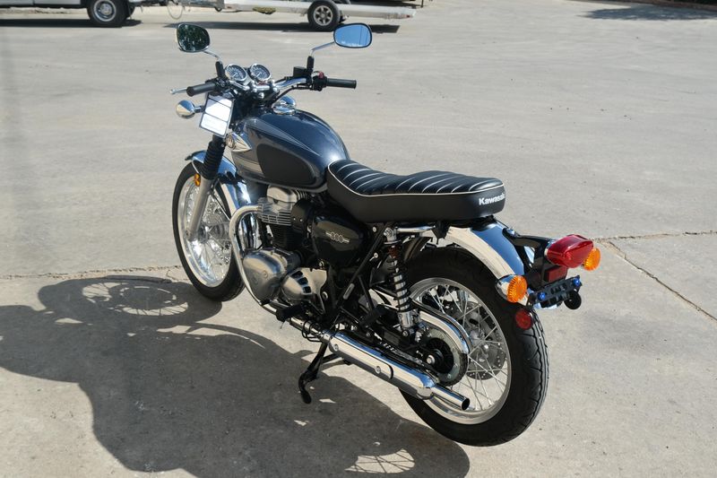 2024 Kawasaki W800 ABS METALLIC SLATE BLUE AND METALLIC DIABLO BLACK Image 5