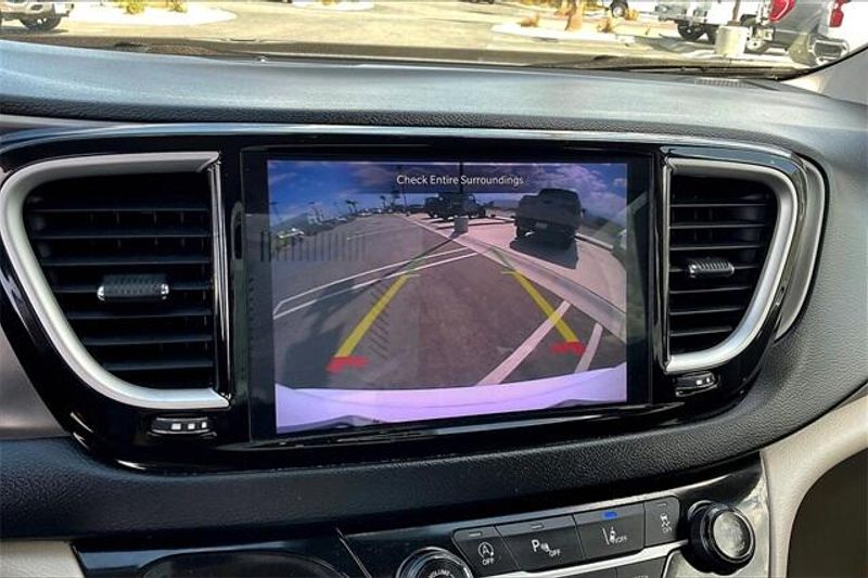 2022 Chrysler Pacifica Touring L photo 20