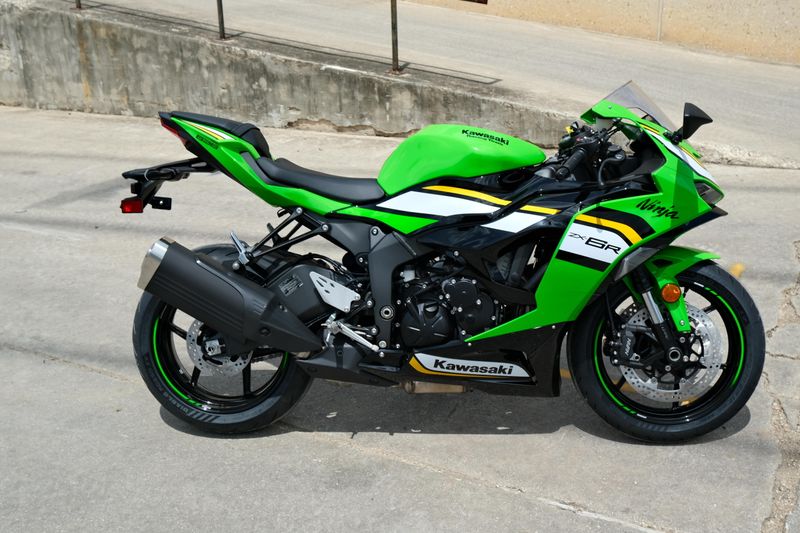 2025 Kawasaki NINJA ZX6R KRT EDITION LIME GREEN AND EBONY AND PEARL BLIZZARD WHITE Image 2