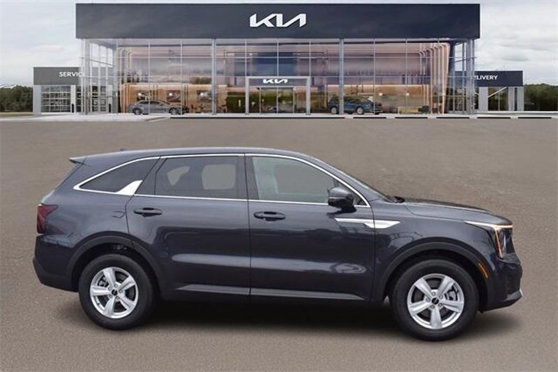 2025 Kia Sorento LXImage 2