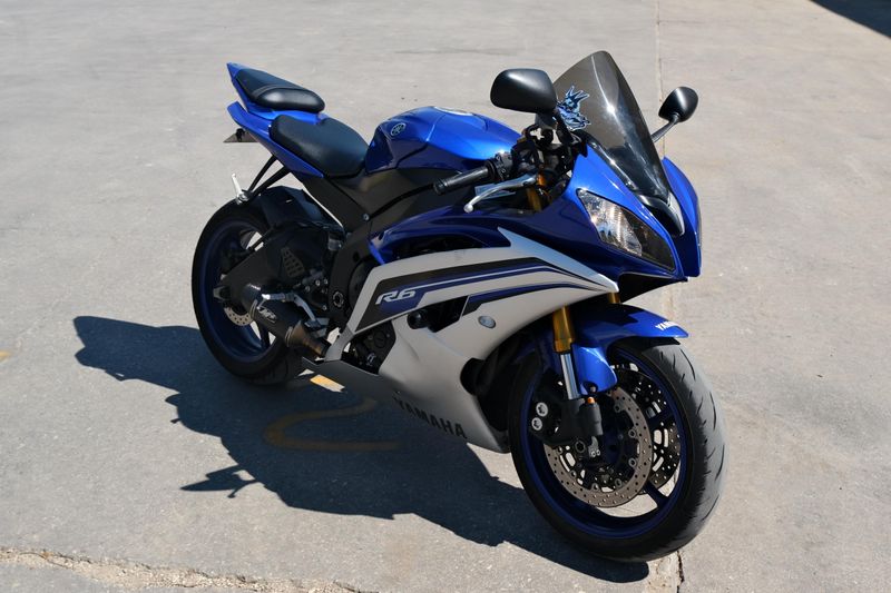 Used 2016 Yamaha YZFR6 BLUE AND SILVER Image 1