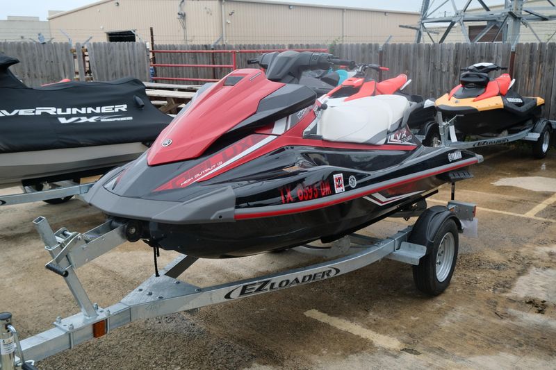 2016 Yamaha VX DELUXE BLACK AND RED Image 8