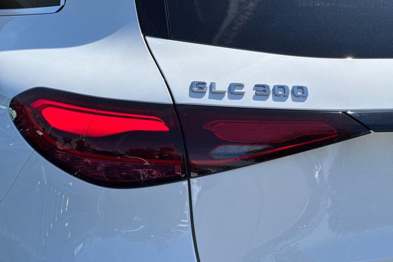 Used 2024 Mercedes-Benz GLC 300Image 33