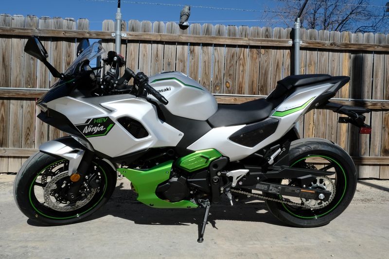 2024 Kawasaki NINJA 7 HYBRID ABS METALLIC BRIGHT SILVER AND METALLIC MATTE LIME GREEN AND EBONYImage 27