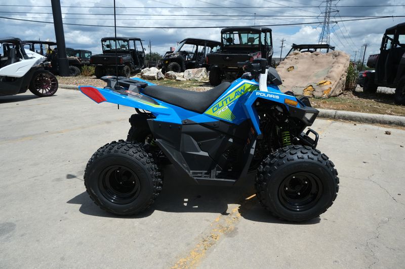 2025 Polaris OUTLAW 70 EFI VELOCITY BLUE AND LIFTED LIME Image 12