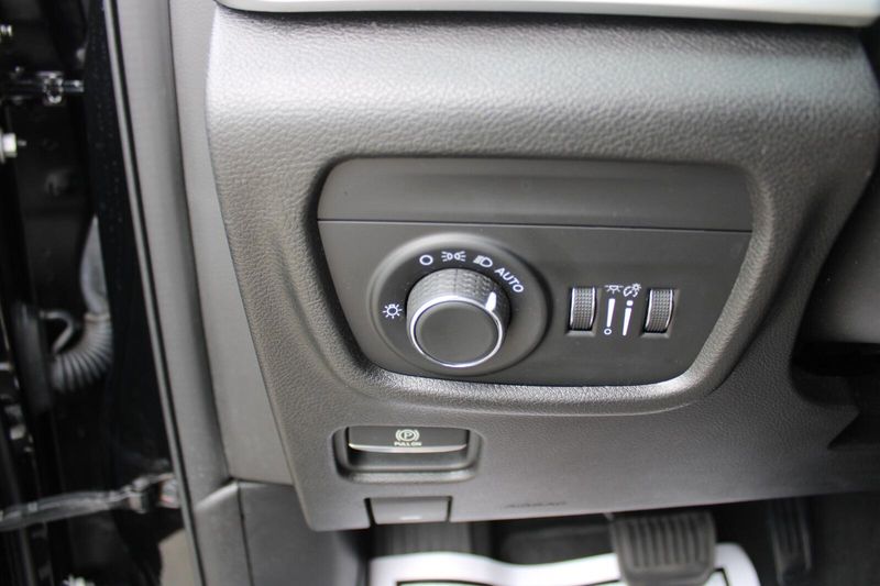 2023 Jeep Grand Cherokee Laredo photo 12