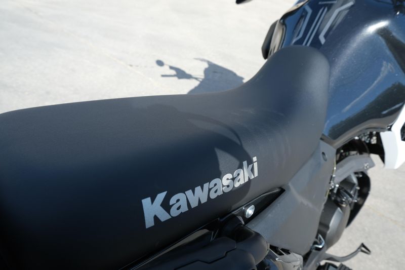 2025 Kawasaki KLR 650 ABS PEARL CRYSTAL WHITE AND METALLIC CARBON GRAYImage 9