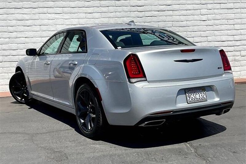 2023 Chrysler 300 TouringImage 10