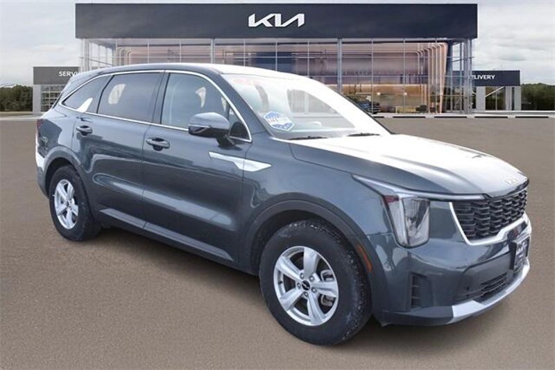 2024 Kia Sorento LXImage 10