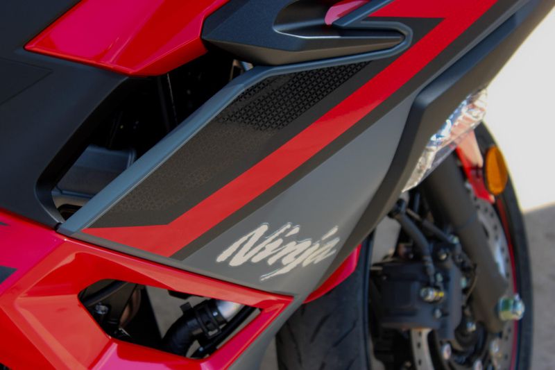 2025 Kawasaki NINJA 500 ABS PASSION RED AND METALLIC FLAT SPARK BLACK AND METALLIC MATTE DARK GRAY Image 13