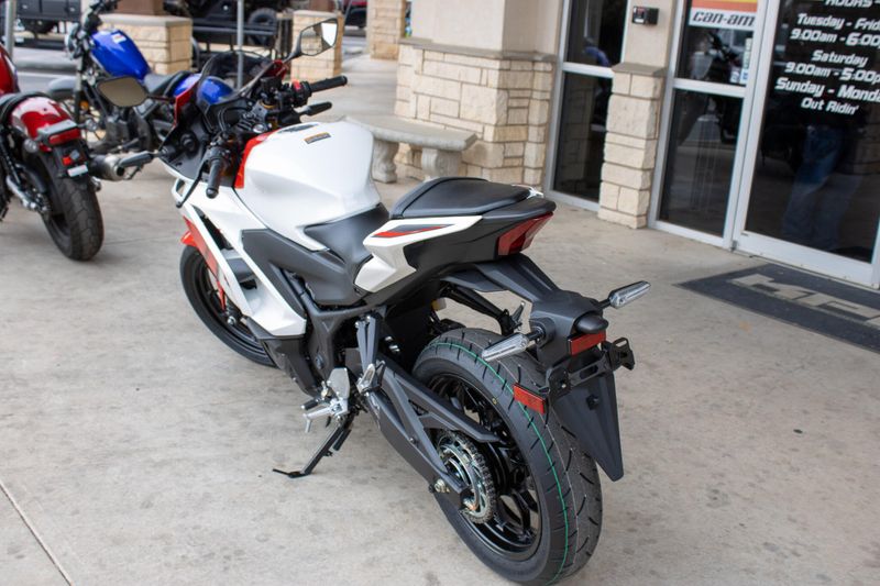 NEW 2026 YAMAHA YZFR3 ABS 70TH ANNIVERSARY EDITION Image 9