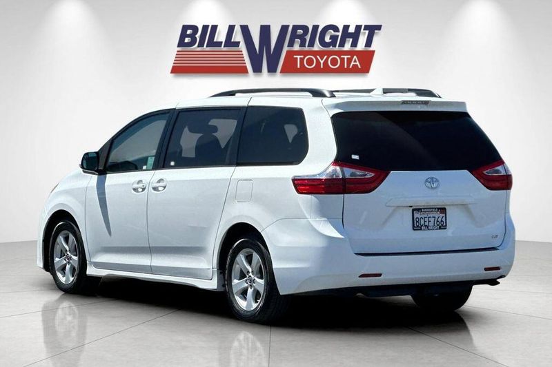 Used 2018 Toyota Sienna LEImage 5
