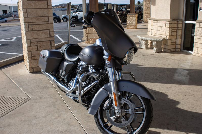 USED 2017 HARLEY STREET GLIDE SPECIAL Image 2