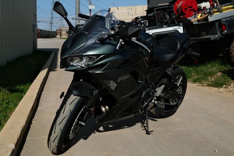 2025 Kawasaki NINJA 650 ABS METALLIC MATTE OLD SCHOOL GREEN AND METALLIC SPARK BLACK Image 12