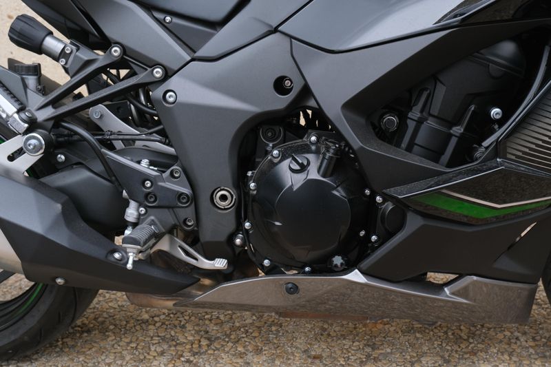2023 Kawasaki NINJA 1000 SX EMERALD BLAZE GREEN AND METALLIC DIABLO BLACK AND METALLIC GRAPHITE GRAY Image 11