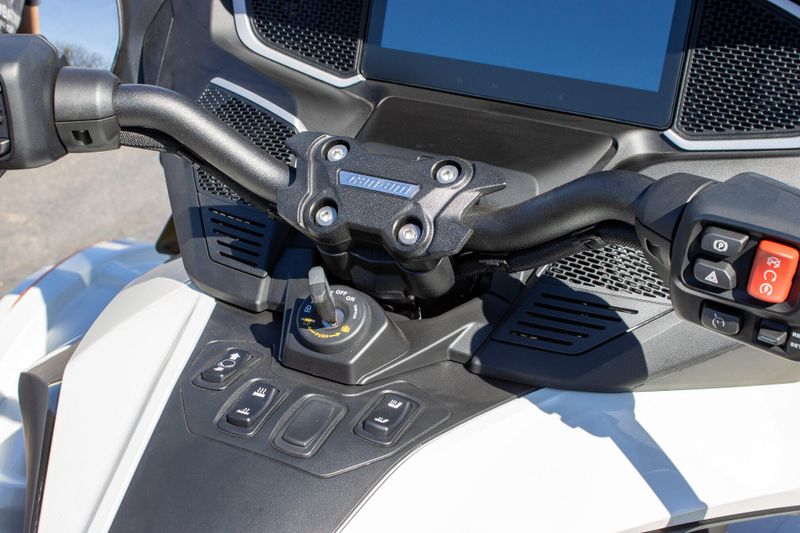 NEW 2026 CAN-AM SPYDER RT LIMITED Image 12