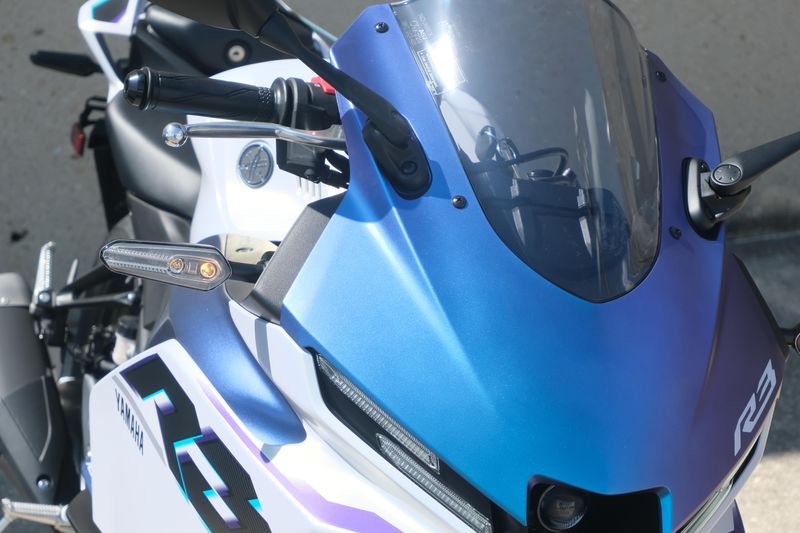2025 Yamaha YZFR3 ABS LUNAR WHITE AND NEBULA BLUE Image 32