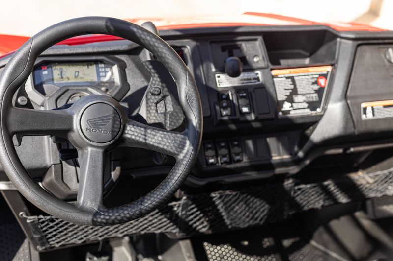 2025 Honda PIONEER 10006 CREW DELUXE HERO RED Image 15