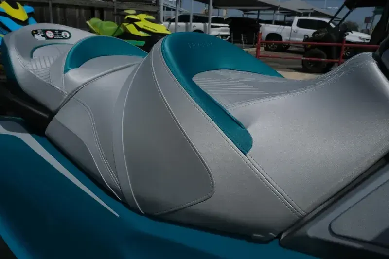 2025 SEADOO GTX 300 WITH SOUND SYSTEM IDF BLUE ABYSS AND GULFSTREAM BLUE Image 9