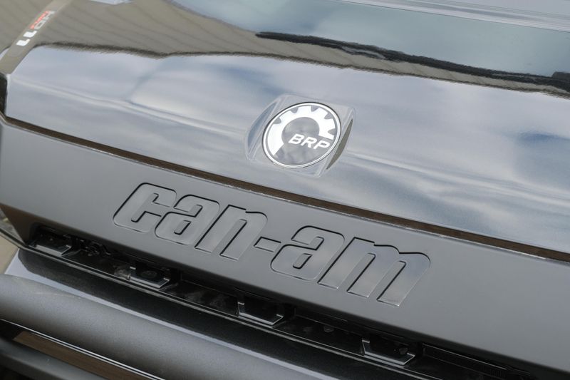 NEW 2026 CAN-AM DEFENDER MAX XT CAB HD11 WITH 1025 INCH TOUCHSCREEN Image 11