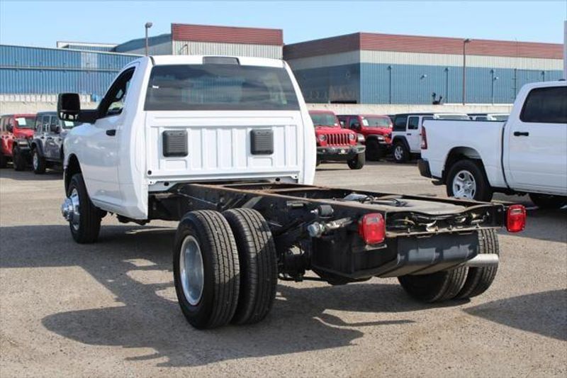 2023 RAM 3500 Chassis Cab Tradesman/SLTImage 3