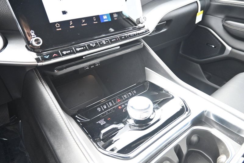2025 Wagoneer L Image 28