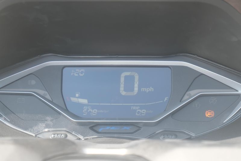 2025 Honda PCX PEARL GRAY Image 17