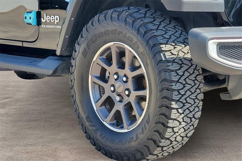 2022 Jeep Gladiator Overland photo 2