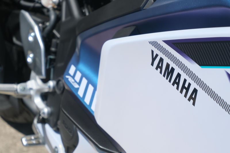 2025 Yamaha YZFR3 ABS LUNAR WHITE AND NEBULA BLUE Image 27