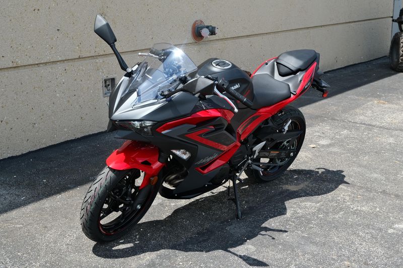 2025 Kawasaki NINJA 500 ABS PASSION RED AND METALLIC FLAT SPARK BLACK AND METALLIC MATTE DARK GRAY Image 6