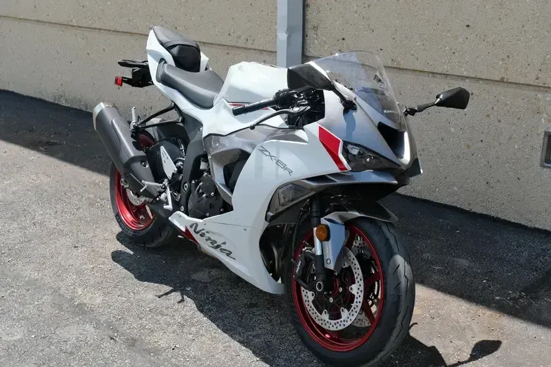 New 2025 Kawasaki Ninja  ZX6R Pearl Robotic WhiteMetallic Graphite Gray Image 2