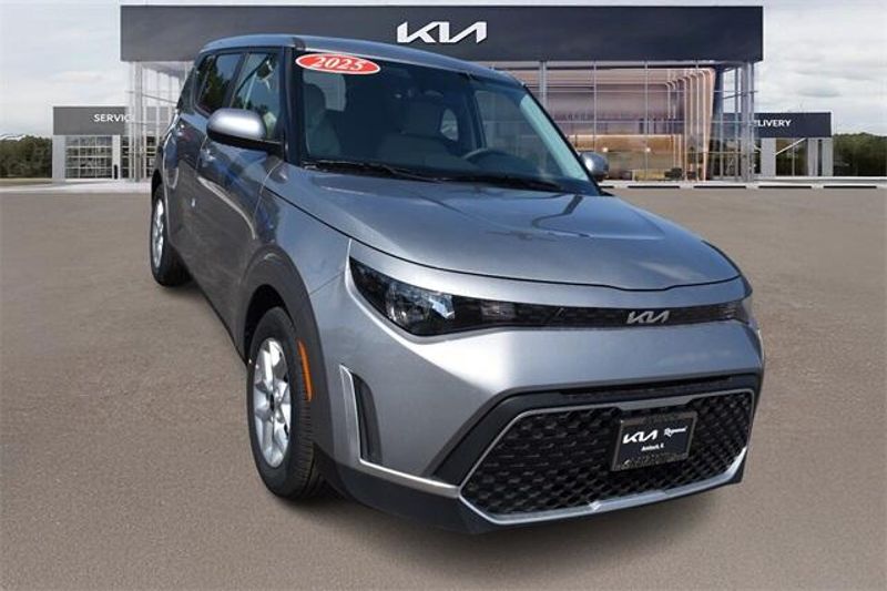 New 2025 Kia Soul LXImage 9