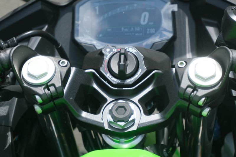 2025 Kawasaki NINJA 500 KRT EDITION SE ABS LIME GREEN AND EBONY AND PEARL BLIZZARD WHITE Image 16