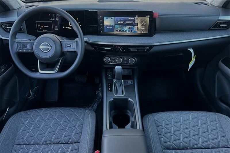 Used 2025 Nissan Kicks SVImage 11
