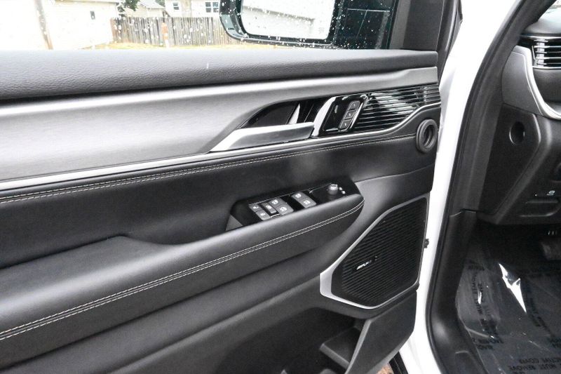 2025 Jeep Wagoneer Series II CarbideImage 19