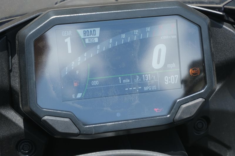2025 Kawasaki NINJA ZX6R PEARL ROBOTIC WHITE AND METALLIC GRAPHITE GRAY Image 14