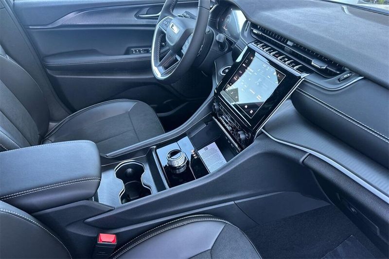 2025 Jeep Grand Cherokee Altitude photo 16