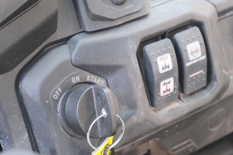 2025 Can-Am DEFENDER MAX DPS HD7 COMPASS GREEN Image 21