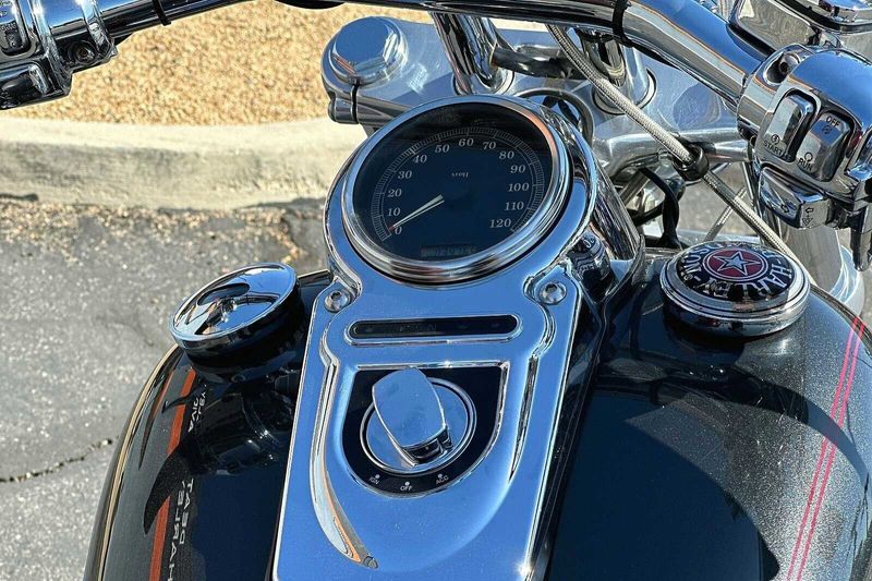 2006 Harley-Davidson Dyna Glide in a BLACK PEARL W/PINSTRIPE exterior color. BMW Motorcycles of Temecula – Southern California 951-395-0675 bmwmotorcyclesoftemecula.com 
