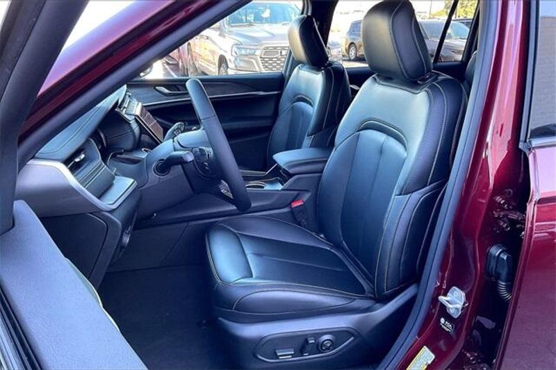 New 2025 Jeep Grand Cherokee L Limited 4x4Image 8